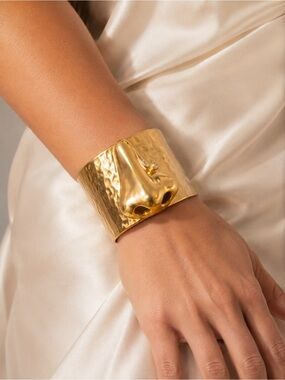 Schiaparelli Gold Nose Cuff Bracelet Sculptural Statement Piece Size 16 cm
